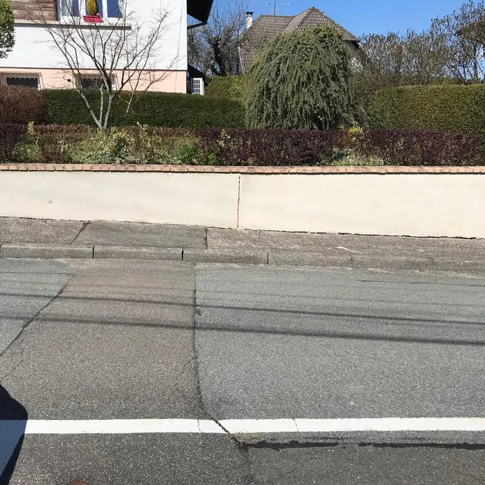 Muret écaillé, réparé puis repeint : après les travaux