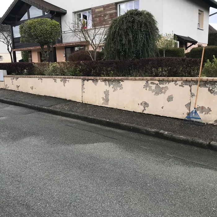 Muret écaillé, réparé puis repeint : avant les travaux