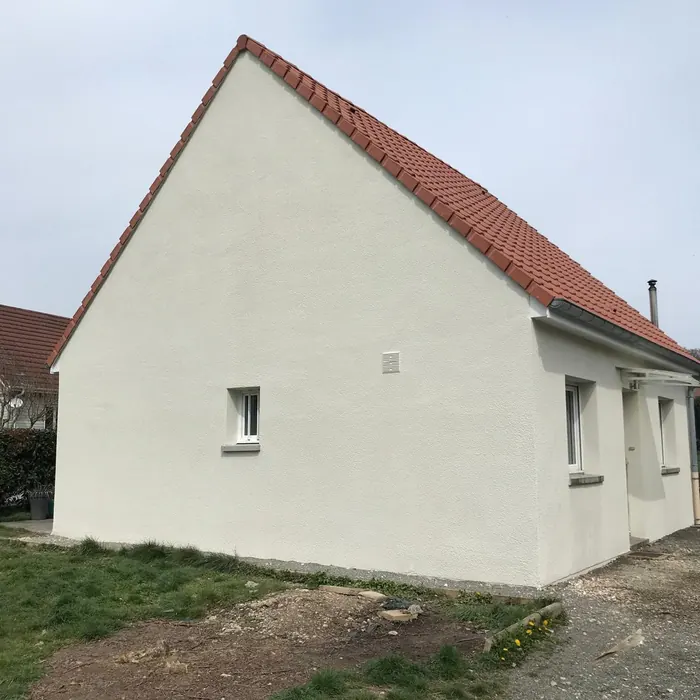 Pignon taché, repeint en blanc : après les travaux