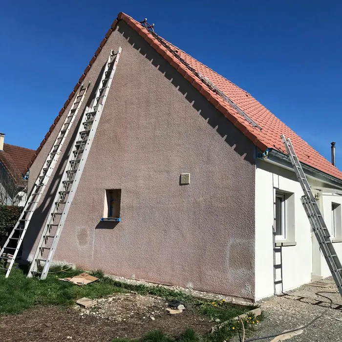 Pignon taché, repeint en blanc : avant les travaux