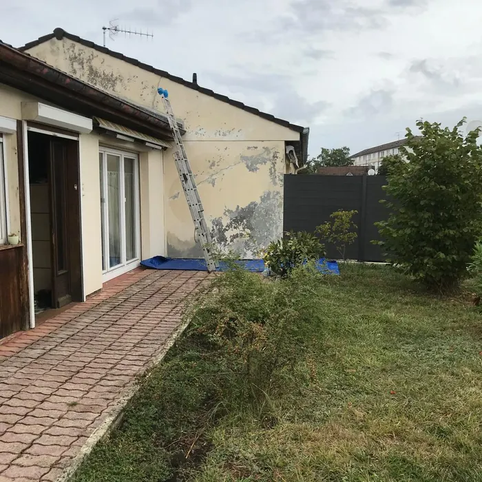 Pignon marqué, remis en peinture : avant les travaux