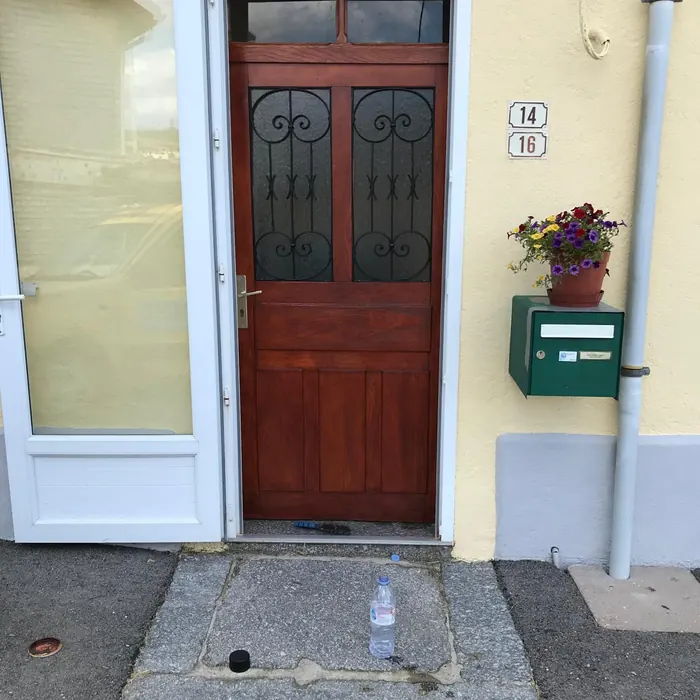 Porte d'entrée en bois, avant et après rénovation : après les travaux