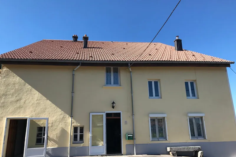 Grande maison à la façade jaune clair entièrement repeinte