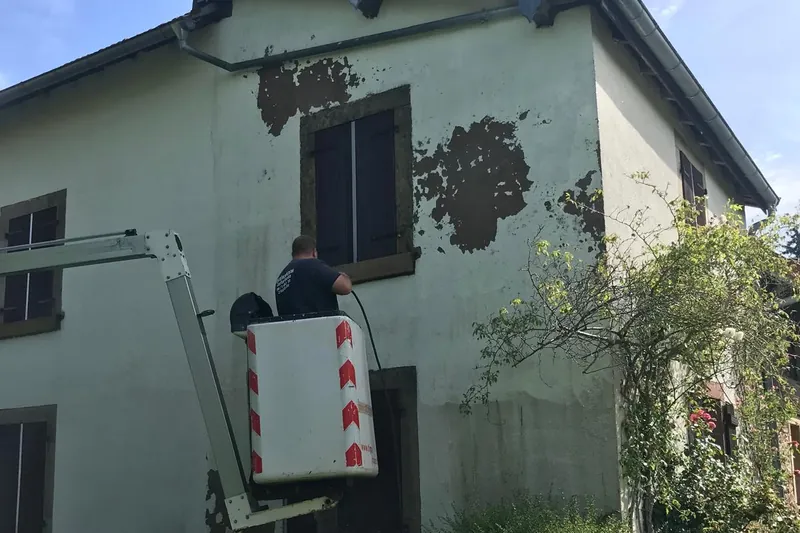 Façade dont l'ancien revêtement se décolle, reprise depuis une nacelle