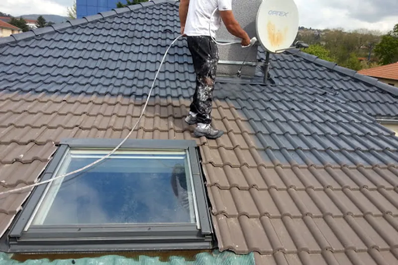 Application d'une peinture de toiture sur des tuiles béton autour d'une fenêtre de toit